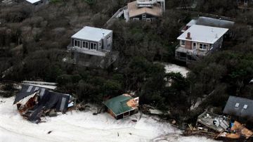 A pocas horas del paso de Sandy, la destrucción era evidente en la costa de Long Island, donde residencias quedaron convertidas en basura.