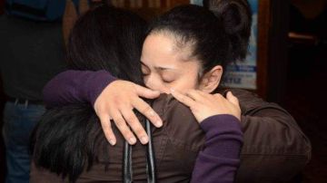 Rosaura Abreu, la madre del pequeño Steward Espinal, es consolada por una amistad durante el velorio de ayer en El Bronx.