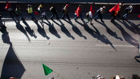 Grupos de estudiantes universitarios encapuchados levantaron una protesta contra las reformas constitucionales que impulsa el Gobierno de Guatemala