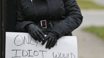 Shena Hardin cumple la condena de un juez de Cleveland de mostrar un letrero en el que dice: "Sólo un idiota conduce sobre la acera para rebasar a un autobús escolar".