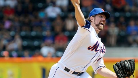 David Price y R.A. Dickey (en la foto) ganan el Cy Young en la Americana y la Nacional respectivamente.
