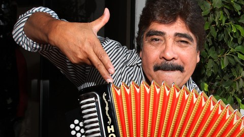 El músico también alista un par de temas que ofrecerá a Los Tigres del Norte para interpretarlos a dueto.