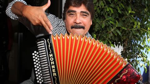El músico también alista un par de temas que ofrecerá a Los Tigres del Norte para interpretarlos a dueto.