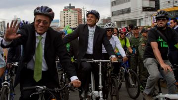 Rafael Correa, (c), y su compañero de fórmula, Jorge Glass, a la izquierda, acudieron en bicicleta hasta la  sede del Consejo Nacional Electoral para registrar la candidatura a la reelección en las próximas elecciones.