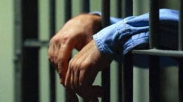 Sentenciado en 2010 a 16 años de cárcel, Roca Alí purgaba su pena en la cárcel de Mocoví en Trinidad, a 390 kilómetros al noreste de La Paz.