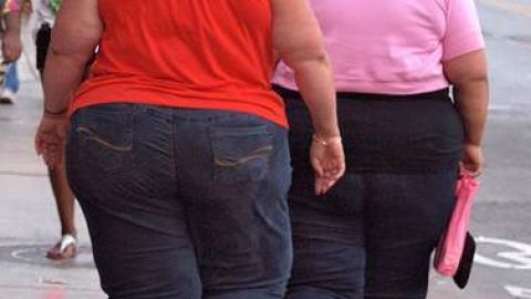 Millones de estadounidenses padecen diabetes tipo 2 provocada por la obesidad.