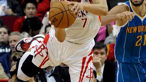 Harden anota 30 y Rockets vence a los Hornets.