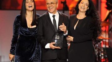 Caetano Veloso (c) recibe el premio Persona del Año de la Academia Latina de Grabación entregado por Julieta Venegas (i) y Sonia Braga.