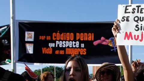 Las integrantes del Foro Feminista exigieron a los legisladores eliminar  aspectos del proyecto de reforma del Código Penal, como el artículo que considera grave la violencia intrafamiliar solo cuando cause la muerte de la mujer.