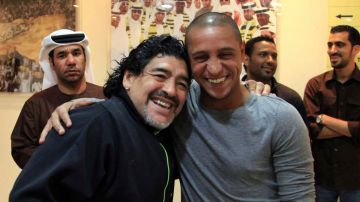 Roberto Carlos (en la foto junto a Diego Armando Maradona), visitó a la selección peruana.