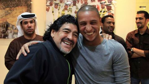 Roberto Carlos (en la foto junto a Diego Armando Maradona), visitó a la selección peruana.