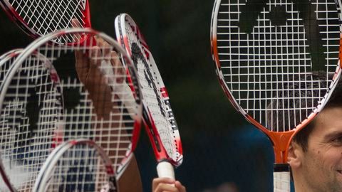Djokovic y muchos niños del barrio marginado Rocinha, de Brasil.