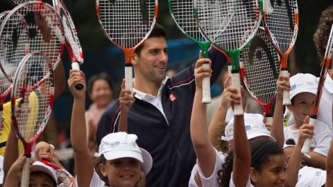 Djokovic y muchos niños del barrio marginado Rocinha, de Brasil.