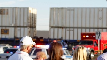 El accidente sorprendió a algunos que se acercaron para observar mientras se socorría a las víctimas en Midland, Texas.