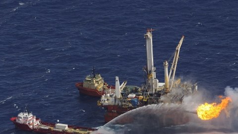 Fotografía tomada el 3 de julio de 2010 que muestra la plataforma petrolífera de BP en el Golfo de México, cerca de la costa de Lousiana.