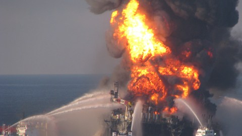 La plataforma Deepwater Horizon,  se hundió después de la explosión ocurrida el 20 de abril de 2010.