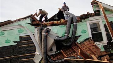Los dueños de residencias afectadas por Sandy, como esta en Staten Island, necesitan poder contratar obreros con rapidez.