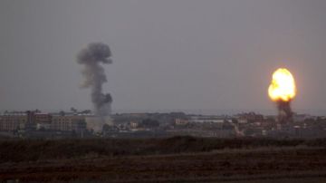 Una explosión y humo se pueden ver el horizonte después de un ataque israelí en la franja de Gaza.