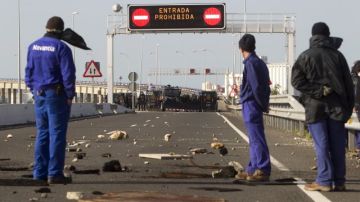 Trabajadores de astilleros de la localidad española de Cádiz bloquearon el principal puente de acceso a la ciudad.