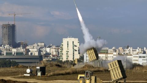 Un sistema de interceptación israelí lanza un misil contra un cohete Grad lanzado desde la franja de Gaza. Israel por su parte, bombardeó territorio palestino, atacando un centenar de blancos.