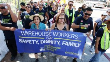 Trabajadores de Walmart protestan en el ayuntamiento de Los Ángeles el pasado septiembre.
