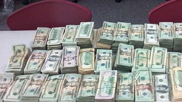 Dinero decomisado en un automóvil en Houston.