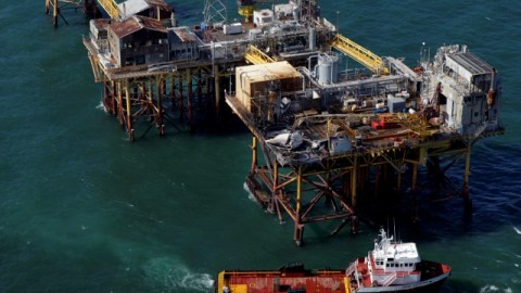 En esta foto aérea se observa a una embarcación que lleva ayuda a la plataforma que estalló en el Golfo de México