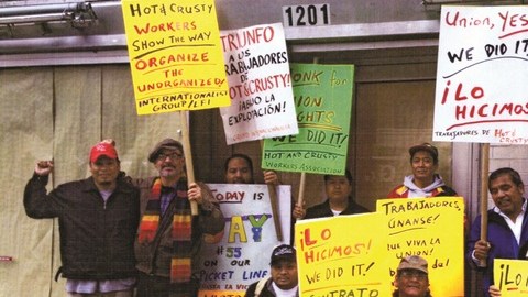 Varios empleados del restaurante y  panadería Hot and Crusty en el bajo Manhattan, celebran haber recuperado sus trabajos y poder sindicalizarse.