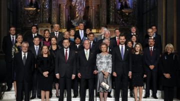 Los Reyes don Juan Carlos y doña Sofía, acompañados de los Príncipes de Asturias, posan con los asistentes a la XXII Cumbre de Jefes de Estado.