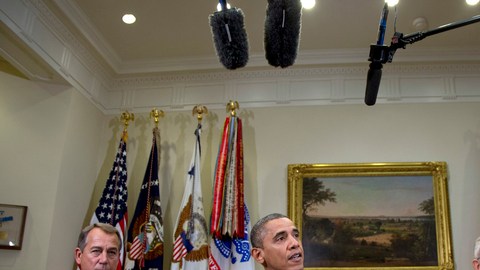 El presidente  Obama  ayer con el republicano John Boehner, líder de la Cámara de Representantes (izq.), y el líder de la mayoría en la cámara alta,  Harry Reid.
