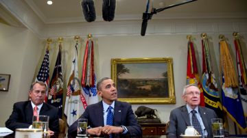 El presidente  Obama  ayer con el republicano John Boehner, líder de la Cámara de Representantes (izq.), y el líder de la mayoría en la cámara alta,  Harry Reid.