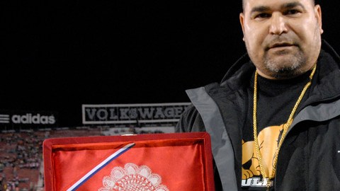 El ex arquero paraguayo José Luis Chilavert con una placa que le entregó la FIFA en el 2009, previo a un partido de su selección con Colombia, en Asunción.