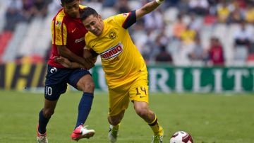 El argentino Rubens Sambueza (d), del América, disputa el balón con el ecuatoriano Joao Rojas, de Monarcas, el 29 de septiembre pasado.
