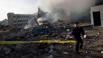 Un oficial palestino de Hamas revisa los destrozos de un bomvardeo israelí al ministerio del interior.