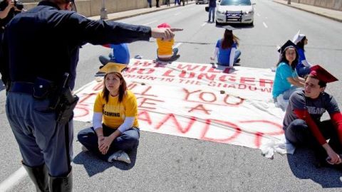 En esta foto de abril del 2011, un policía trata de persuadir a un grupo de Dreamers que pedían atención a sus demandas.