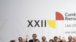 Lideres de los países participantes en la Cumbre Iberoamericana de Cádiz se reunieron para una foto oficial, durante la clausura.