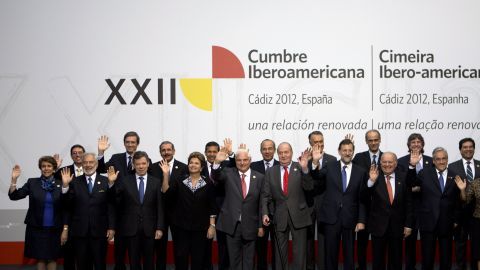 Lideres de los países participantes en la Cumbre Iberoamericana de Cádiz se reunieron para una foto oficial, durante la clausura.