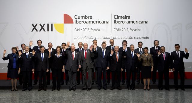 Lideres de los países participantes en la Cumbre Iberoamericana de Cádiz se reunieron para una foto oficial, durante la clausura.
