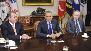 El presidente Barack Obama (c) conversa con el presidente de la Cámara de Representantes, John Boehner (i), y el líder republicano del Senado, Harry Reid (d), en reunión en la Casa Blanca.