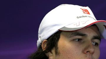 Calderón entregó un reconocimiento al piloto mexicano Sergio Checo Pérez.