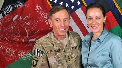 El general David Petraeus saluda  Paula Broadwell, la mujer con la que sostuvo un romance y que desató todo un escándalo político.