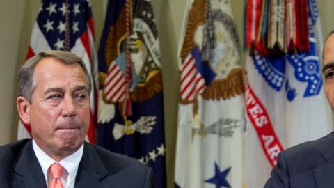 El presidente Barack Obama, acompañado por el vocero de la Cámara de Representantes, John Boehner, habla con la prensa.