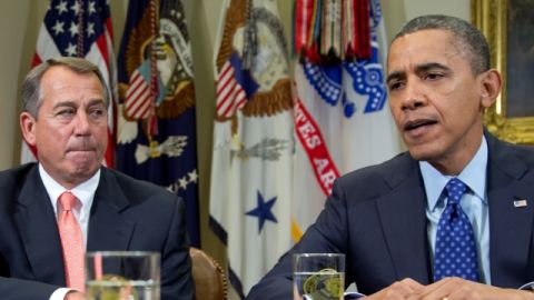 El presidente Barack Obama, acompañado por el vocero de la Cámara de Representantes, John Boehner, habla con la prensa.
