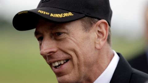 Exdirector de CIA David Petraeus en Fort Campbell, Ky.