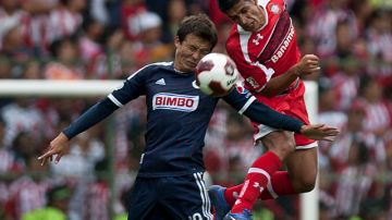 Francisco Gamboa (d), del Toluca, pelea el balón con Erick Torres, de Chivas, en partido disputado en julio. Hoy los dos equipos pelean el pase a semifinales.