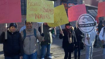 Un grupo de extrabajadores del Sunny Day Car Wash, en El Bronx, protestaron por haber sido despedidos tras quejarse de la situación laboral.