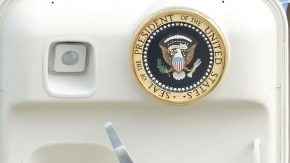 El presidente Barack Obama saluda al llegar a Bangkok, como primera escala de su gira por Asia.