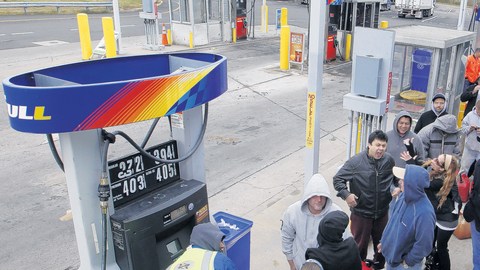 Dos asambleístas han advertido a los negocios de venta de combustible, para que no  abusen de los consumidores.