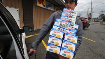 Andy Wagar se aprovisionó de varias cajas de los famosos dulces Twinkies y otros productos  de la firma Hostess antes de que desaparezcan.