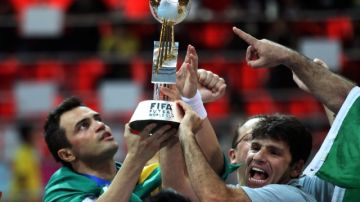 Los brasileños levantan el trofeo de campeones del mundo.